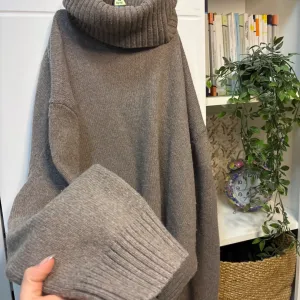 Široki H&M braon džemper sa rolkom