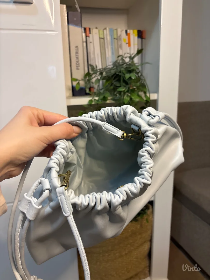 H&M svetlo plava torbica