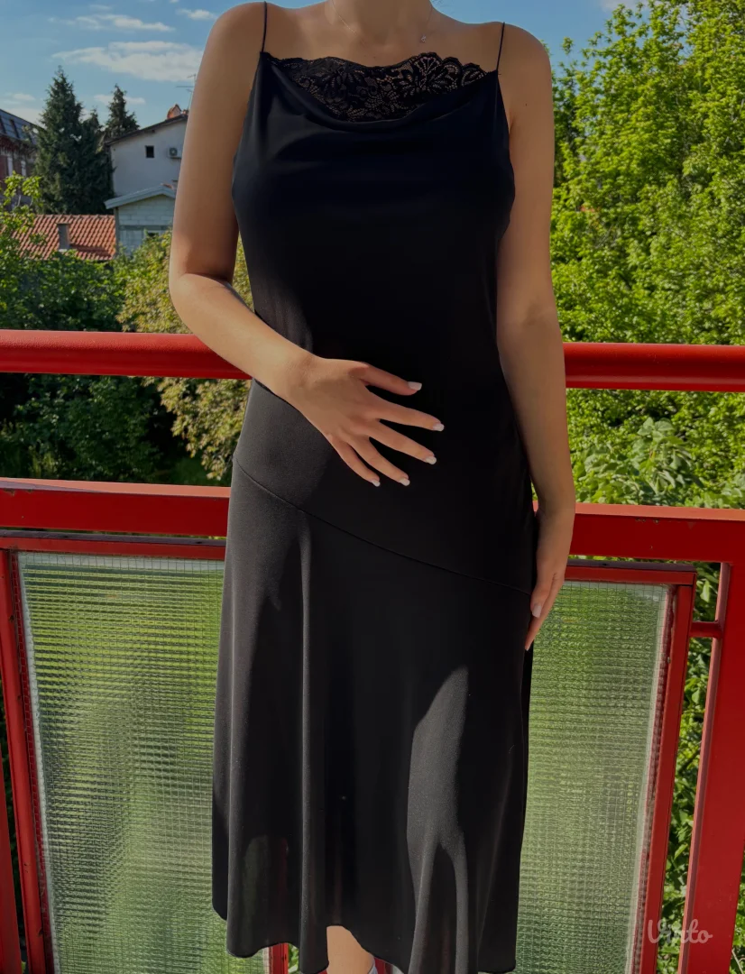 More and More- Haljina