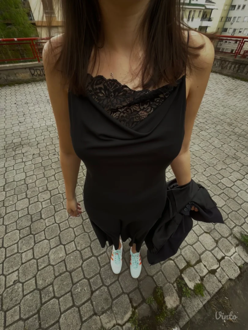 More and More- Haljina