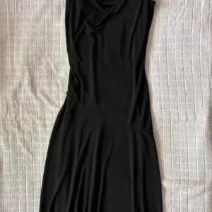 More and More- Haljina