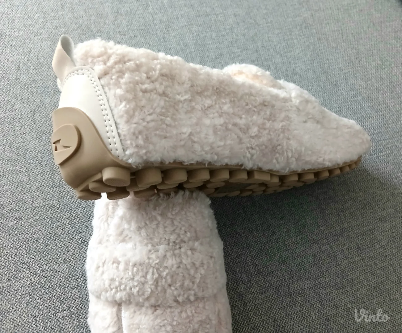 Krznene mokasine.Novo.