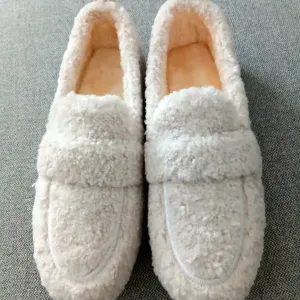 Krznene mokasine.Novo.