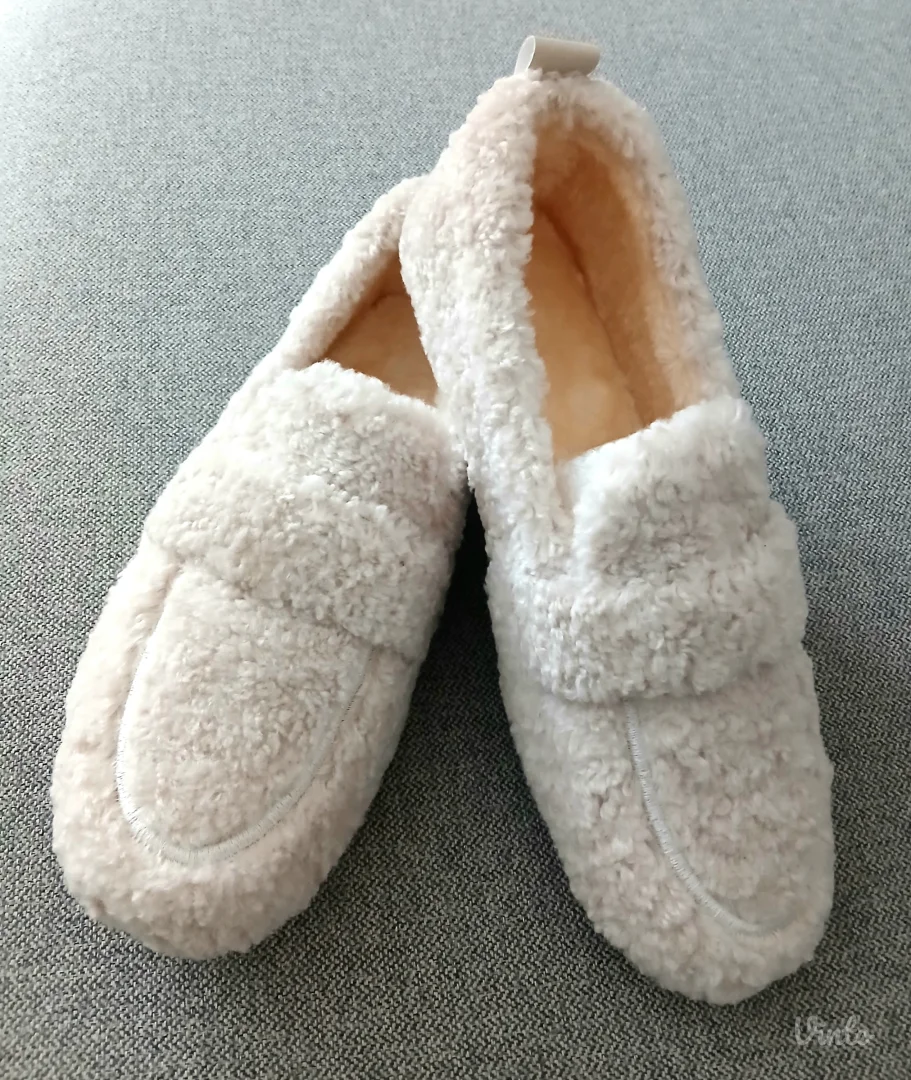 Krznene mokasine.Novo.