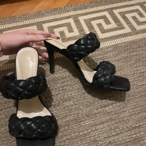 elegantne crne sandale