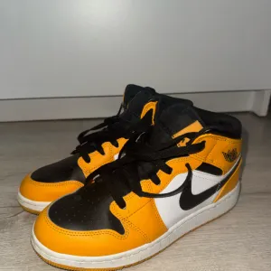 AIR JORDAN 1 MID - 38.5