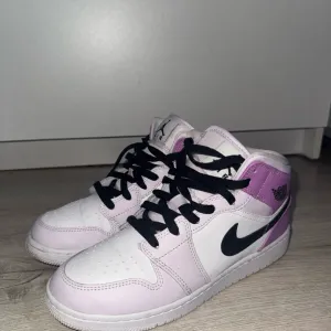 AIR JORDAN 1 MID 38.5