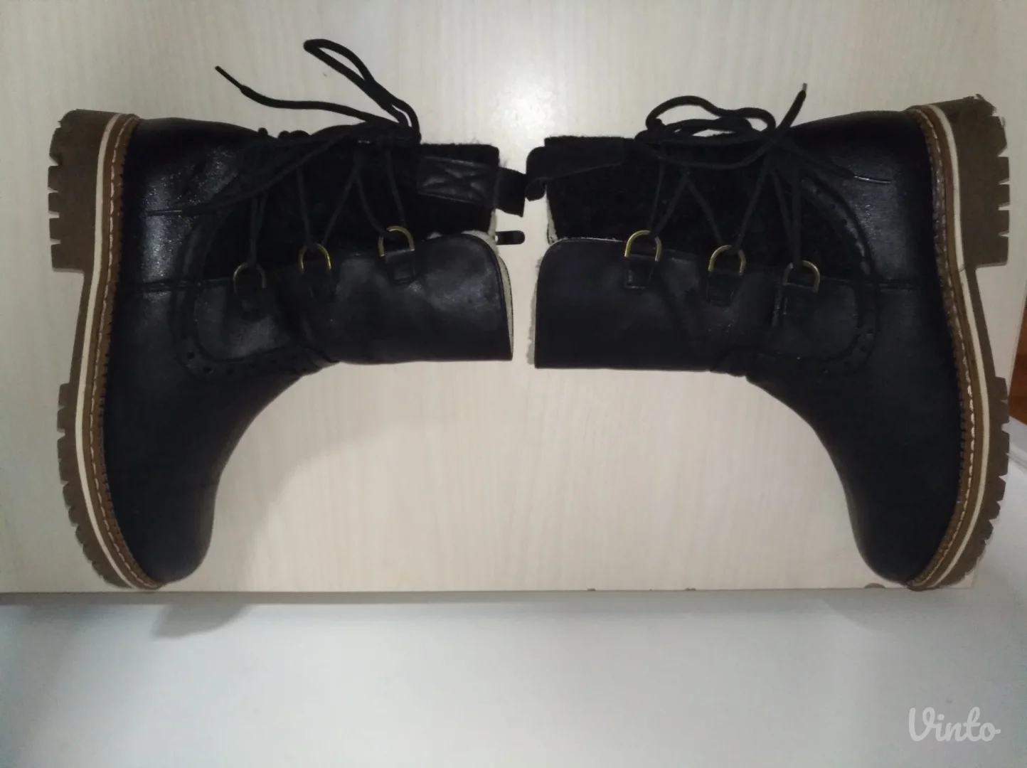 Zenske postavljene cizme broj 39 ( 24,5 cm)