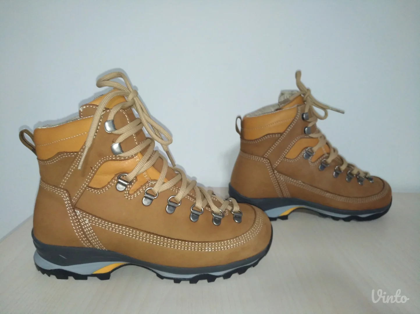 NOVE KS Safety planinarske cipele Vibram djon br 37 ( 24 cm)