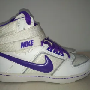 Nike decije duboke patike br 37,5 ( 23,5 cm)