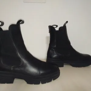 Tamaris kozne zenske cizme br 38 ( 24,5 cm)