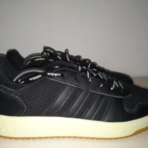 ADIDAS muske patike hoops br 44 ( 28 cm)
