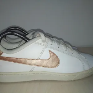 Nike Court Royale zenske patike br 38 ( 24 cm)