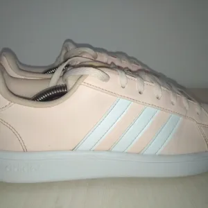 ADIDAS ženske patike GRAND COURT BASE broj 40 (25 cm)