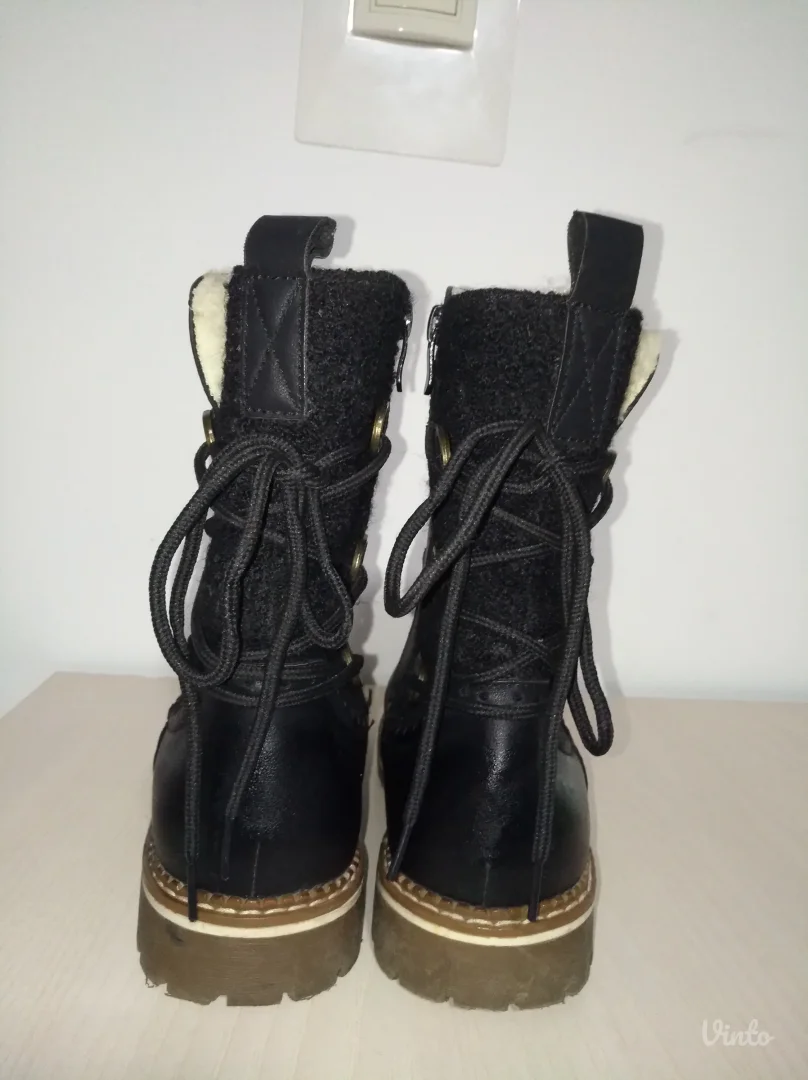 Zenske postavljene cizme broj 39 ( 24,5 cm)