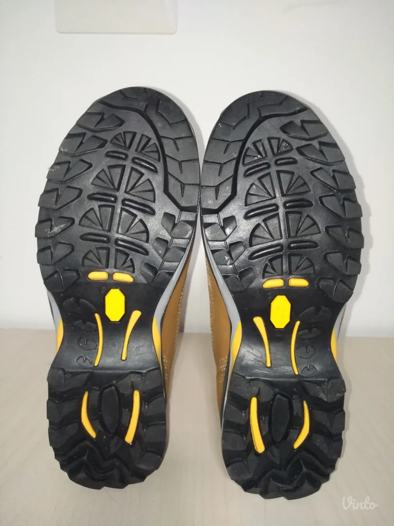 NOVE KS Safety planinarske cipele Vibram djon br 37 ( 24 cm)