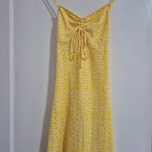 Bershka žuta cvetna haljina