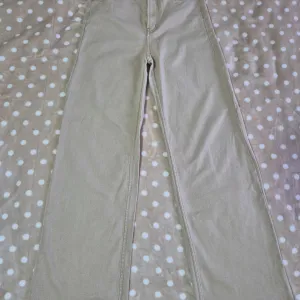 H&M pantalone bež boje