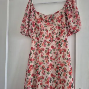 Kao nova cvetna mesh haljina