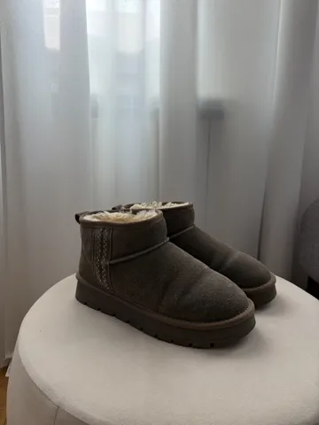 Reserved kožne čizmice