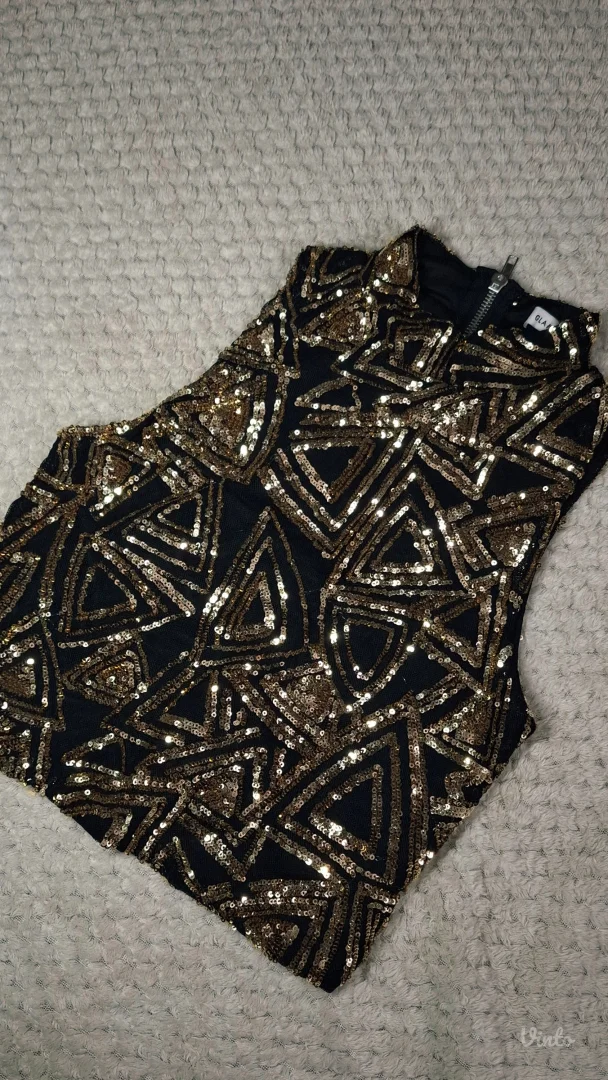 Crni top sa zlatnim detaljima