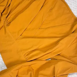 Žuti top sa širokim rukavima