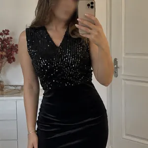 Elegantna crna haljina sa šljokicama