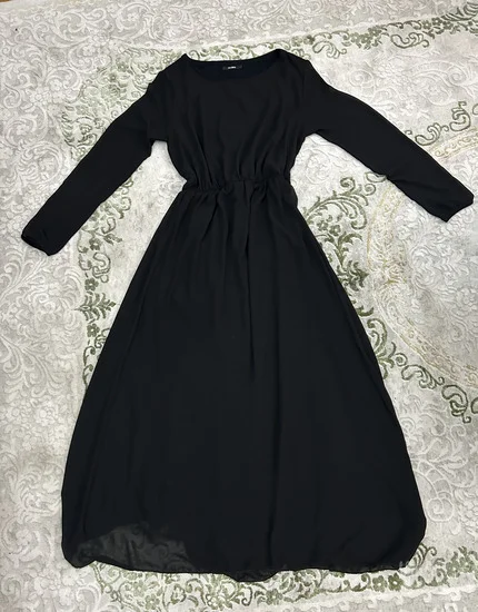 Crna Maxers postavljena haljina