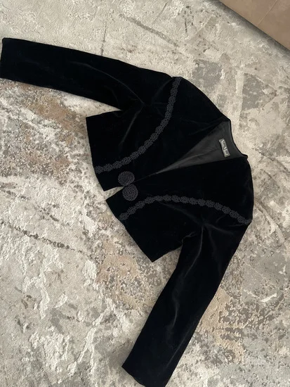 Vera Mont plisani kratki sako sa naramenicama