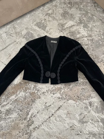 Vera Mont plisani kratki sako sa naramenicama