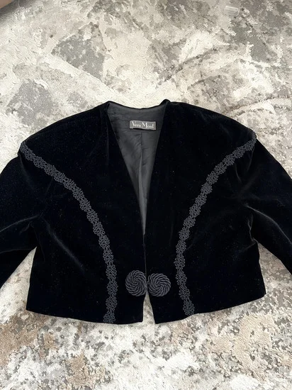 Vera Mont plisani kratki sako sa naramenicama