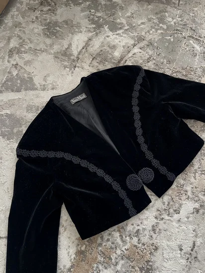 Vera Mont plisani kratki sako sa naramenicama