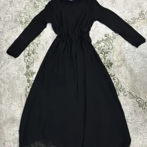 Crna Maxers postavljena haljina