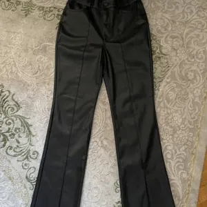 Kozne pantalone sa izrezom