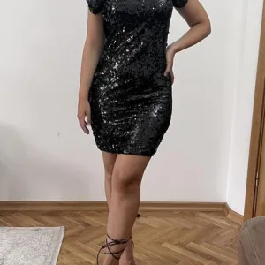 Crna sljokicava haljina