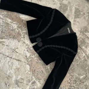 Vera Mont plisani kratki sako sa naramenicama