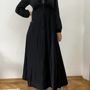 Elegantna crna haljina