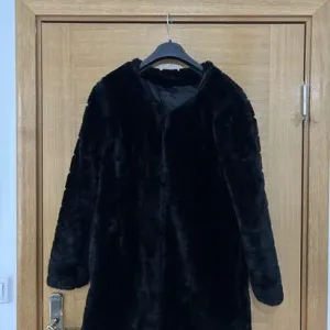 Crna Italijanska bundica