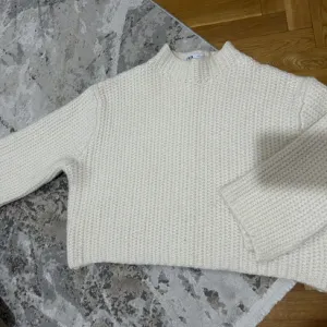 Zara nov bež kraći džemper