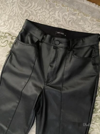 Kozne pantalone sa izrezom