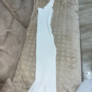 Asimetrična bela haljina