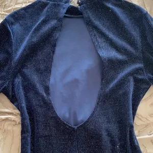 Teget svetlucava haljina