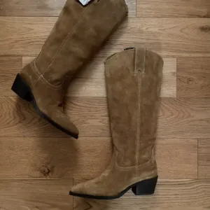 Nove Zara kožne kaubojke