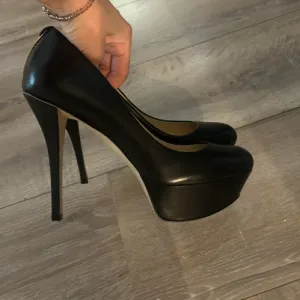 guess stikle na platformu