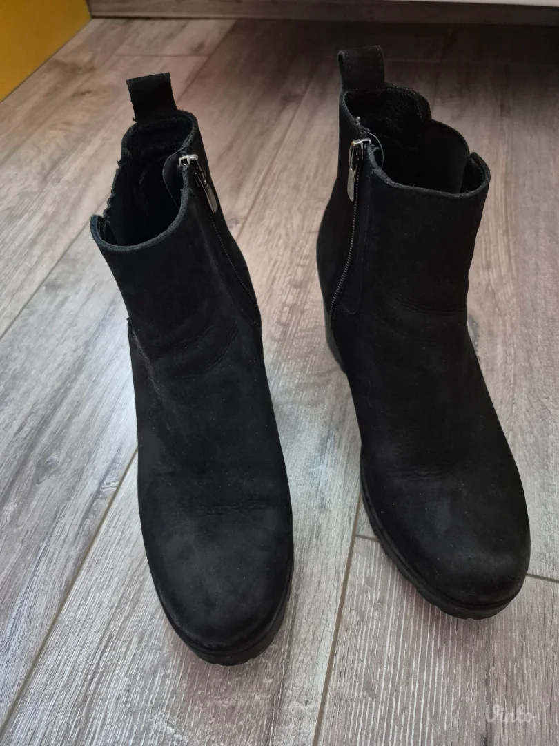 Crne čizmice na petu