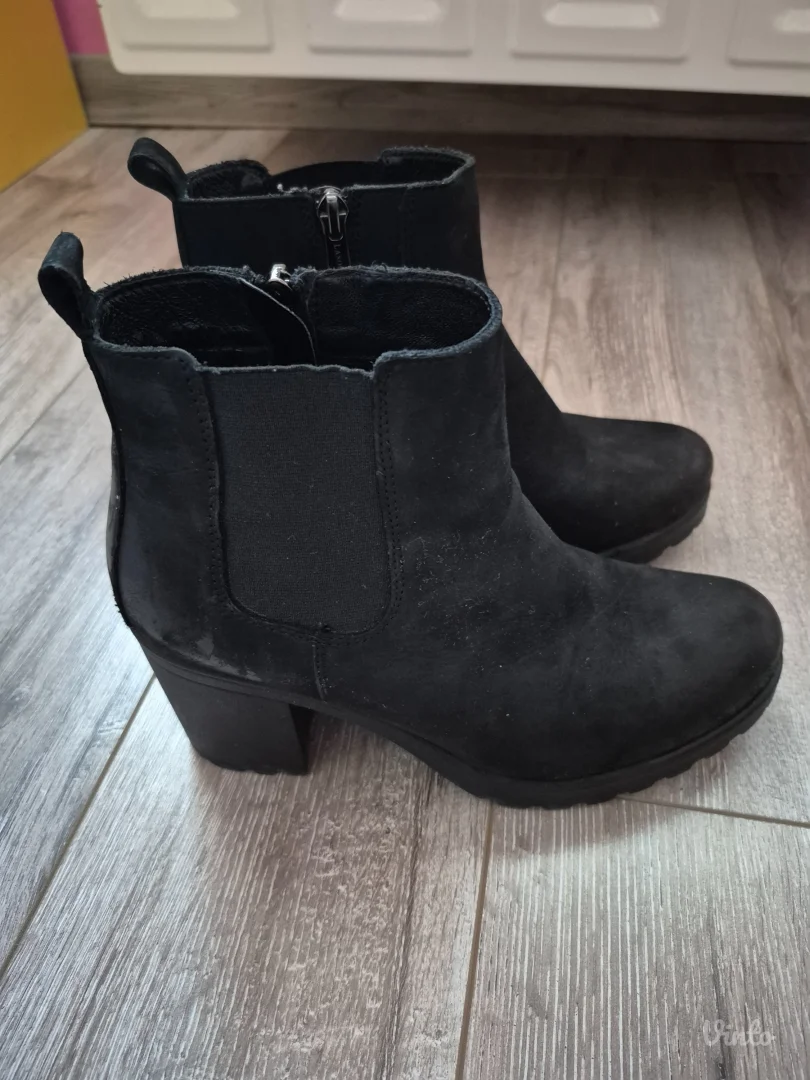 Crne čizmice na petu