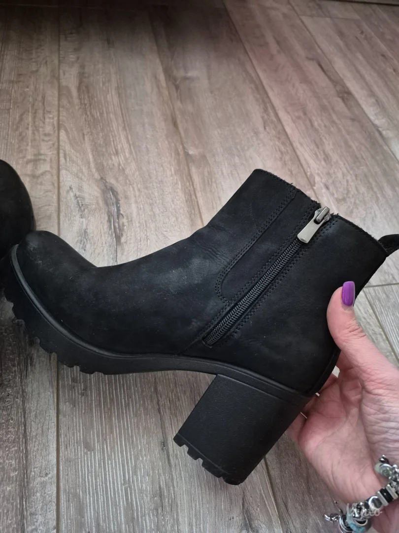 Crne čizmice na petu