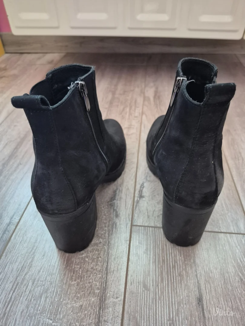 Crne čizmice na petu