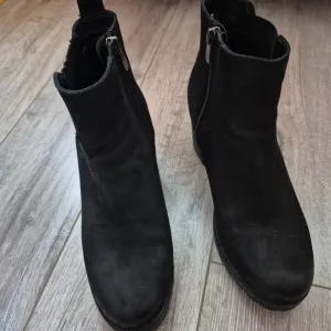 Crne čizmice na petu
