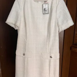 Nova sa etiketom Haljina bela-HM